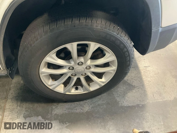 2020 Jeep Cherokee Latitude z VIN 1C4PJLCB4LD628070, wystawiony jako IAAI lot #42859811 z przebiegiem 119 307 mil mil oraz . Historia ofert i sprzedaży dostępna na DreamBid. Obrazek 6.