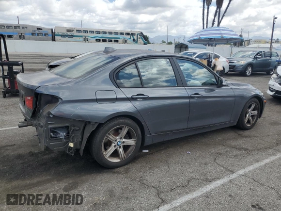 2013 BMW 3 Series 328i z VIN WBA3C1C54DF441678, wystawiony jako Copart lot #56226705 z przebiegiem 96 829 mil mil oraz Szkody całkowita. Historia ofert i sprzedaży dostępna na DreamBid. Obrazek 3.