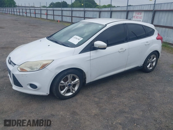2014 Ford Focus SE z VIN 1FADP3K29EL233545, wystawiony jako IAAI lot #42282582 z przebiegiem 300 237 mil mil oraz . Historia ofert i sprzedaży dostępna na DreamBid. Obrazek 2.