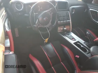 2010 Nissan GT-R Premium z VIN JN1AR5EF0AM230171, wystawiony jako Copart lot #66912074 z przebiegiem Nie podano mil oraz Szkody całkowita. Historia ofert i sprzedaży dostępna na DreamBid. Obrazek 8.