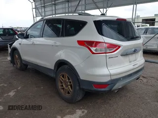 2015 Ford Escape Titanium z VIN 1FMCU0J91FUA27610, wystawiony jako IAAI lot #42095995 z przebiegiem 122 521 mil mil oraz . Historia ofert i sprzedaży dostępna na DreamBid. Obrazek 3.