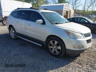 2011 Chevrolet Traverse 1LT z VIN 1GNKRGED8BJ378252, wystawiony jako IAAI lot #42055050 z przebiegiem Nie podano mil oraz . Historia ofert i sprzedaży dostępna na DreamBid. Obrazek 1.