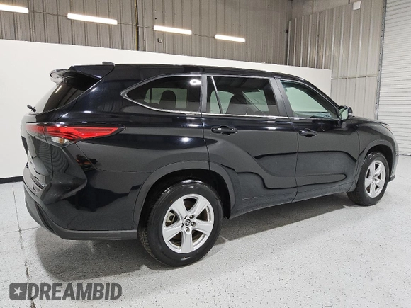 2023 Toyota Highlander L z VIN 5TDKDRAH5PS505318, wystawiony jako Copart lot #55865355 z przebiegiem 44 616 mil mil oraz Czysty tytuł • Clean title. Historia ofert i sprzedaży dostępna na DreamBid. Obrazek 3.