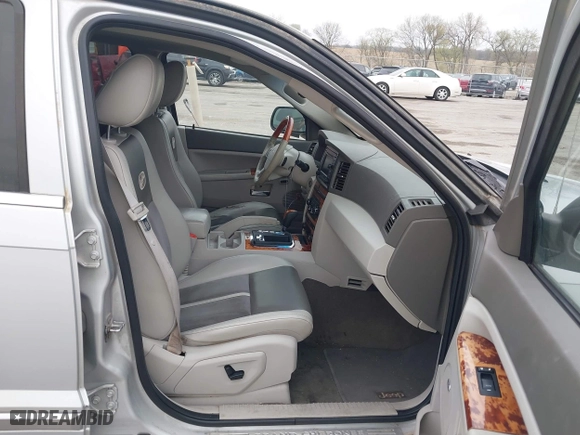 2007 Jeep Grand Cherokee Overland with VIN 1J8HR68237C676686, listed as a IAAI auction lot 42073411 with 194,524 mi miles. Bid and sale history available at carsss.com. Image 5.