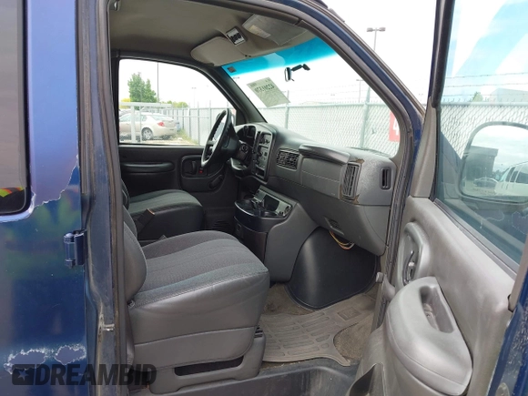 2002 Chevrolet Express with VIN 1GAHG39RX21222715, listed as a IAAI auction lot 42201370 with 107,516 mi miles. Bid and sale history available at carsss.com. Image 5.