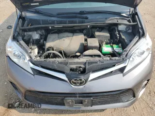 2020 Toyota Sienna LE z VIN 5TDJZ3DC3LS234165, wystawiony jako Copart lot #62364964 z przebiegiem 56 946 mil mil oraz Szkoda całkowita • Salvage title. Historia ofert i sprzedaży dostępna na DreamBid. Obrazek 13.