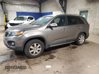 2012 Kia Sorento LX z VIN 5XYKT3A66CG293924, wystawiony jako Copart lot #52508255 z przebiegiem 107 357 mil mil oraz Szkoda całkowita • Salvage title. Historia ofert i sprzedaży dostępna na DreamBid. Obrazek 1.