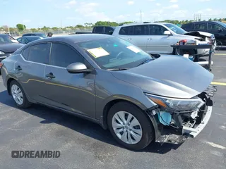 2024 Nissan Sentra S z VIN 3N1AB8BV8RY238898, wystawiony jako IAAI lot #42241083 z przebiegiem 5 194 mil mil oraz . Historia ofert i sprzedaży dostępna na DreamBid. Obrazek 1.