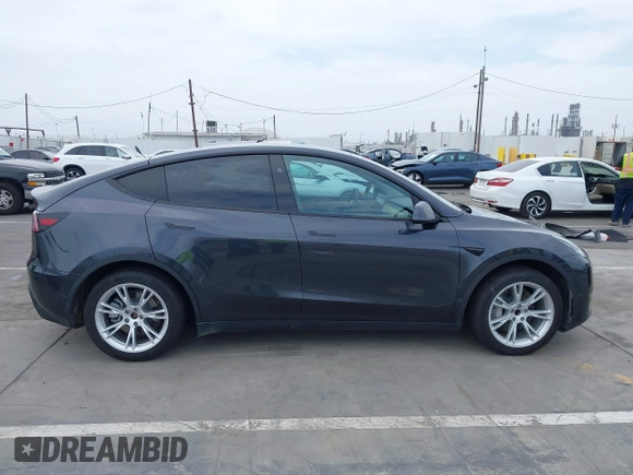2024 Tesla Model Y z VIN 7SAYGDEDXRF032666, wystawiony jako IAAI lot #42373033 z przebiegiem 7 428 mil mil oraz . Historia ofert i sprzedaży dostępna na DreamBid. Obrazek 14.