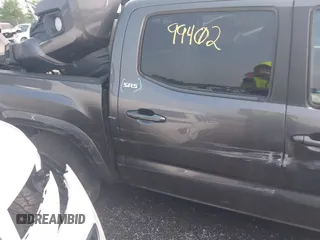 2017 Toyota Tacoma SR5 z VIN 5TFAZ5CN3HX037707, wystawiony jako IAAI lot #41299402 z przebiegiem 82 399 mil mil oraz . Historia ofert i sprzedaży dostępna na DreamBid. Obrazek 17.