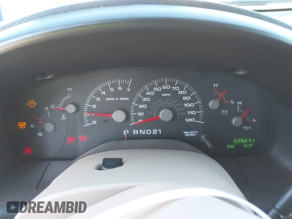 2003 Ford Expedition Eddie Bauer with VIN 1FMEU17W83LC17028, listed as a IAAI auction lot 41355928 with 229,271 mi miles. Bid and sale history available at carsss.com. Image 7.