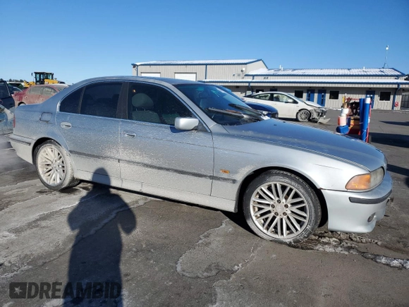 1997 BMW 5 Series 540i z VIN WBADE632XVBW56377, wystawiony jako Copart lot #44114895 z przebiegiem 251 623 mil mil oraz Czysty tytuł • Clean title. Historia ofert i sprzedaży dostępna na DreamBid. Obrazek 4.