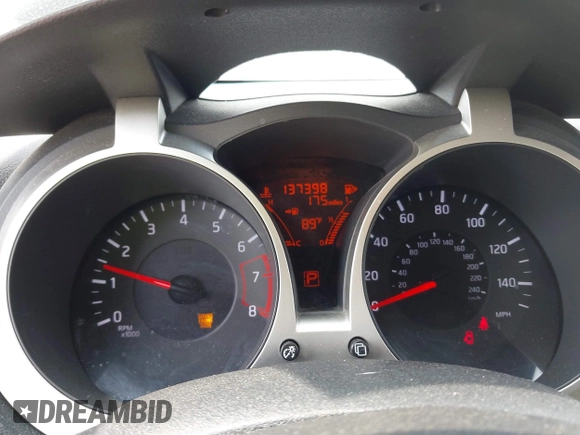 2013 Nissan Juke SL z VIN JN8AF5MV7DT229385, wystawiony jako IAAI lot #42404994 z przebiegiem 137 398 mil mil oraz . Historia ofert i sprzedaży dostępna na DreamBid. Obrazek 7.