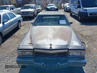 1992 Cadillac Brougham z VIN 1G6DW5477NR703007, wystawiony jako IAAI lot #41570312 z przebiegiem 106 453 mil mil oraz . Historia ofert i sprzedaży dostępna na DreamBid. Obrazek 6.