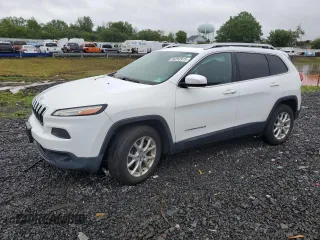 2015 Jeep Cherokee Latitude z VIN 1C4PJMCSXFW739396, wystawiony jako Copart lot #56282915 z przebiegiem 114 309 mil mil oraz Szkoda całkowita • Salvage title. Historia ofert i sprzedaży dostępna na DreamBid. Obrazek 1.