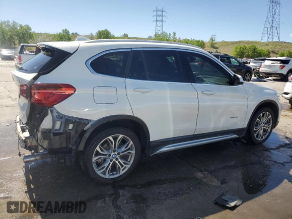 2017 BMW X1 xDrive28i z VIN WBXHT3Z36H4A55751, wystawiony jako Copart lot #56922145 z przebiegiem 62 760 mil mil oraz Szkoda całkowita • Salvage title. Historia ofert i sprzedaży dostępna na DreamBid. Obrazek 3.