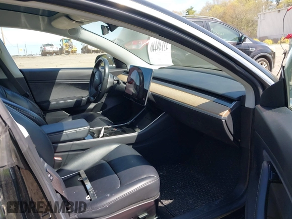 2018 Tesla Model 3 Long Range Battery z VIN 5YJ3E1EB6JF086612, wystawiony jako IAAI lot #42149440 z przebiegiem 101 170 mil mil oraz . Historia ofert i sprzedaży dostępna na DreamBid. Obrazek 5.