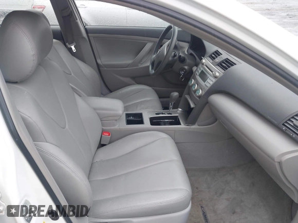2008 Toyota Camry LE z VIN 4T1BE46K48U779901, wystawiony jako IAAI lot #42351250 z przebiegiem 44 784 mil mil oraz . Historia ofert i sprzedaży dostępna na DreamBid. Obrazek 5.