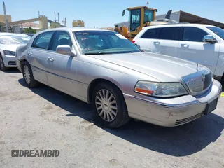 2004 Lincoln Town Car Signature z VIN 1LNHM81W14Y625826, wystawiony jako IAAI lot #42463787 z przebiegiem 137 968 mil mil oraz . Historia ofert i sprzedaży dostępna na DreamBid. Obrazek 1.