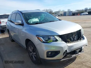 2018 Nissan Pathfinder S z VIN 5N1DR2MN9JC643810, wystawiony jako IAAI lot #41607576 z przebiegiem 141 692 mil mil oraz . Historia ofert i sprzedaży dostępna na DreamBid. Obrazek 1.