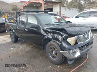 2007 Nissan Frontier SE z VIN 1N6AD09U97C454851, wystawiony jako IAAI lot #41566108 z przebiegiem 224 251 mil mil oraz . Historia ofert i sprzedaży dostępna na DreamBid. Obrazek 1.
