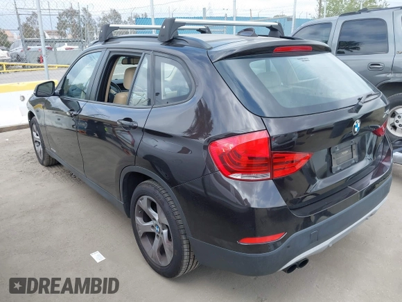 2015 BMW X1 sDrive28i z VIN WBAVM1C52FVW56961, wystawiony jako IAAI lot #42053931 z przebiegiem 97 648 mil mil oraz . Historia ofert i sprzedaży dostępna na DreamBid. Obrazek 3.