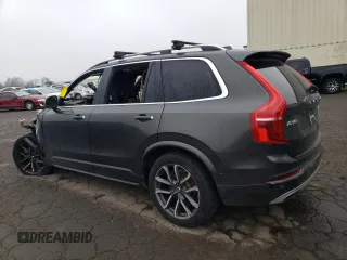 2018 Volvo XC90 Momentum z VIN YV4A22PK8J1207438, wystawiony jako Copart lot #88985305 z przebiegiem Nie podano mil oraz Szkoda całkowita • Salvage title. Historia ofert i sprzedaży dostępna na DreamBid. Obrazek 2.
