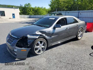 2008 Cadillac STS RWD z VIN 1G6DZ67A980172633, wystawiony jako Copart lot #59227065 z przebiegiem 186 288 mil mil oraz Szkoda całkowita • Salvage title. Historia ofert i sprzedaży dostępna na DreamBid. Obrazek 1.