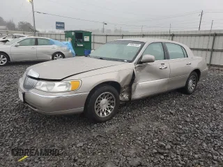 2000 Lincoln Town Car Signature z VIN 1LNHM82W2YY770068, wystawiony jako Copart lot #44062385 z przebiegiem 109 941 mil mil oraz Szkoda całkowita • Salvage title. Historia ofert i sprzedaży dostępna na DreamBid. Obrazek 1.