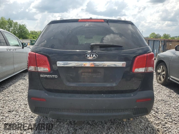 2013 Kia Sorento LX z VIN 5XYKT3A62DG416989, wystawiony jako Copart lot #55416865 z przebiegiem 280 489 mil mil oraz Czysty tytuł • Clean title. Historia ofert i sprzedaży dostępna na DreamBid. Obrazek 6.