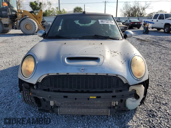 2010 MINI Convertible S z VIN WMWMS3C58ATY08775, wystawiony jako Copart lot #44112775 z przebiegiem 105 293 mil mil oraz Czysty tytuł • Clean title. Historia ofert i sprzedaży dostępna na DreamBid. Obrazek 5.