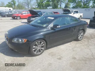 2010 Volvo C70 z VIN YV1672MC9AJ091250, wystawiony jako Copart lot #54788035 z przebiegiem 104 959 mil mil oraz Szkoda całkowita • Salvage title. Historia ofert i sprzedaży dostępna na DreamBid. Obrazek 1.