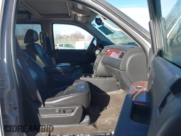 2009 GMC Yukon SLT w/4SA with VIN 1GKFK33039J117245, listed as a IAAI auction lot 41421302 with 199,864 mi miles. Bid and sale history available at carsss.com. Image 5.