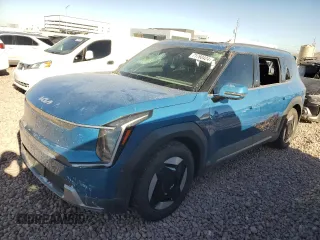 2024 Kia EV9 Wind z VIN KNDAFFS59R6019459, wystawiony jako Copart lot #71760424 z przebiegiem 46 888 mil mil oraz Szkody całkowita. Historia ofert i sprzedaży dostępna na DreamBid. Obrazek 1.