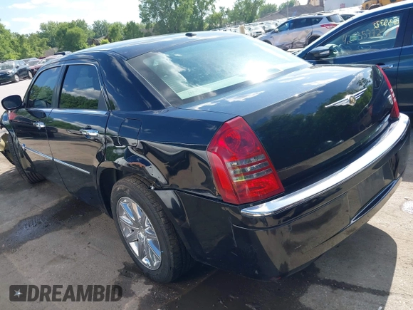 2007 Chrysler 300 C z VIN 2C3LA63H87H762789, wystawiony jako IAAI lot #42253938 z przebiegiem 133 172 mil mil oraz . Historia ofert i sprzedaży dostępna na DreamBid. Obrazek 3.