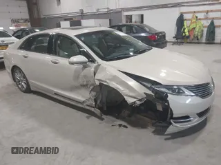 2015 Lincoln MKZ z VIN 3LN6L2J93FR620923, wystawiony jako IAAI lot #41831033 z przebiegiem 117 974 mil mil oraz . Historia ofert i sprzedaży dostępna na DreamBid. Obrazek 1.