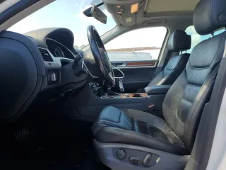 2014 Volkswagen Touareg Lux z VIN WVGEF9BP4ED011436, wystawiony jako Copart lot #74207144 z przebiegiem 207 059 mil mil oraz Szkoda całkowita • Salvage title. Historia ofert i sprzedaży dostępna na DreamBid. Obrazek 7.