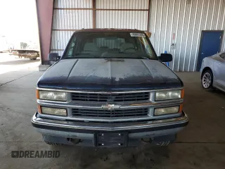 1995 Chevrolet Suburban z VIN 1GNFK16K9SJ333918, wystawiony jako Copart lot #46665205 z przebiegiem 208 395 mil mil oraz Czysty tytuł • Clean title. Historia ofert i sprzedaży dostępna na DreamBid. Obrazek 5.