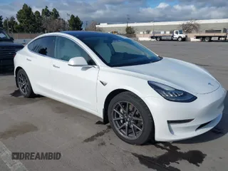 2019 Tesla Model 3 Mid Range z VIN 5YJ3E1EA0KF322776, wystawiony jako IAAI lot #41703368 z przebiegiem 131 264 mil mil oraz . Historia ofert i sprzedaży dostępna na DreamBid. Obrazek 1.