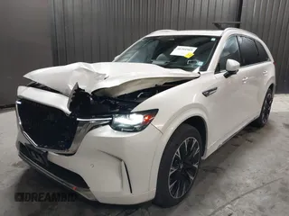 2024 Mazda CX-90 S Premium z VIN JM3KKDHCXR1103272, wystawiony jako IAAI lot #40301969 z przebiegiem 5 235 mil mil oraz . Historia ofert i sprzedaży dostępna na DreamBid. Obrazek 2.