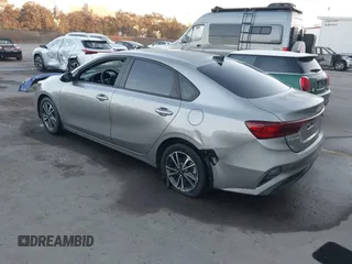 2023 Kia Forte LXS z VIN 3KPF24AD5PE606683, wystawiony jako IAAI lot #41216622 z przebiegiem 38 827 mil mil oraz . Historia ofert i sprzedaży dostępna na DreamBid. Obrazek 3.