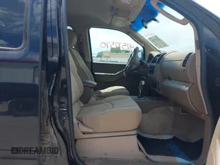 2005 Nissan Frontier LE z VIN 1N6AD07W85C418182, wystawiony jako IAAI lot #42577570 z przebiegiem 204 780 mil mil oraz . Historia ofert i sprzedaży dostępna na DreamBid. Obrazek 5.