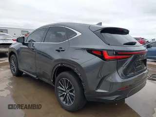 2024 Lexus NX 250 Premium z VIN 2T2GDCAZ7RC015465, wystawiony jako IAAI lot #42171196 z przebiegiem 14 322 mil mil oraz . Historia ofert i sprzedaży dostępna na DreamBid. Obrazek 3.