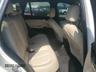 2017 BMW X1 xDrive28i z VIN WBXHT3C35H5F86099, wystawiony jako Copart lot #60196275 z przebiegiem 61 117 mil mil oraz Szkoda całkowita • Salvage title. Historia ofert i sprzedaży dostępna na DreamBid. Obrazek 10.