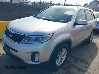 2014 Kia Sorento LX z VIN 5XYKTCA68EG438951, wystawiony jako IAAI lot #41702601 z przebiegiem 186 637 mil mil oraz . Historia ofert i sprzedaży dostępna na DreamBid. Obrazek 2.