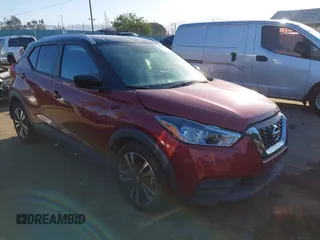 2019 Nissan Kicks SV z VIN 3N1CP5CU9KL541559, wystawiony jako IAAI lot #42262019 z przebiegiem 56 292 mil mil oraz . Historia ofert i sprzedaży dostępna na DreamBid. Obrazek 1.