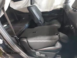 2025 Ford Explorer ST z VIN 1FMWK8GC6SGA08676, wystawiony jako IAAI lot #42043230 z przebiegiem 4 934 mil mil oraz . Historia ofert i sprzedaży dostępna na DreamBid. Obrazek 8.