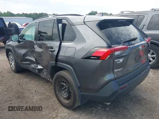 2021 Toyota RAV4 LE z VIN 2T3H1RFV5MC155993, wystawiony jako IAAI lot #42259037 z przebiegiem 79 719 mil mil oraz . Historia ofert i sprzedaży dostępna na DreamBid. Obrazek 3.