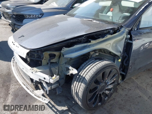 2023 Tesla Model Y Performance z VIN 7SAYGDEF6PF774965, wystawiony jako IAAI lot #41655550 z przebiegiem 33 824 mil mil oraz . Historia ofert i sprzedaży dostępna na DreamBid. Obrazek 6.