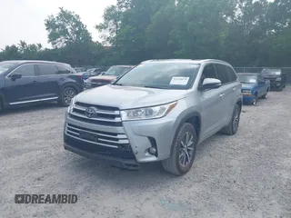 2018 Toyota Highlander SE z VIN 5TDKZRFH4JS544239, wystawiony jako IAAI lot #42429079 z przebiegiem 121 406 mil mil oraz . Historia ofert i sprzedaży dostępna na DreamBid. Obrazek 2.